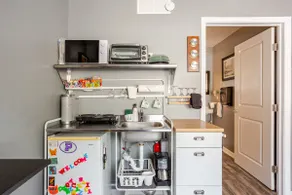 1 Bedroom Unit Downtown Phoenixville Pet-Friendly - Image 3
