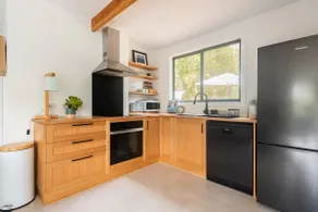 Peaceful bush retreat in newly renovated lodge in St Andrews - Image 3