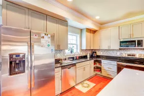 Cozy 4-bedroom Deanwood townhouse w/ free parking - Image 5