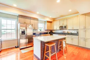 Cozy 4-bedroom Deanwood townhouse w/ free parking - Image 4