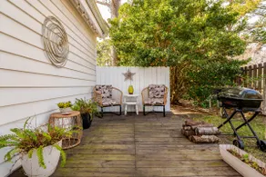 Cozy loft with parking and private patio w/ grill - Image 5