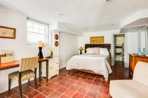 Beautiful Urban Garden Walkout - Image 2