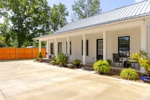 Lovely one Bedroom Sugarberry Cottage downtown. - Image 5