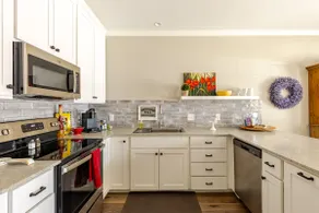 Lovely one Bedroom Sugarberry Cottage downtown. - Image 4