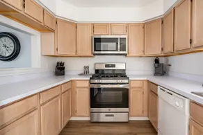 Beautiful Redone Townhome Next to Wheaton College - Image 5