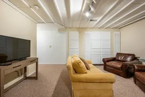 Beautiful Redone Townhome Next to Wheaton College - Image 4