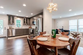 Long Pour: Top Rated Downtown Luxury Bourbon Home - Image 5