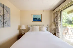 Adorable 2-bedroom suite with indoor fireplace - Image 2