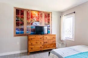 Global Vibes Parlor Renovated home,1 min to  golf course & close to two stadiums - Image 4