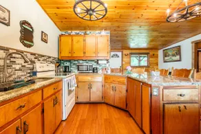 Lake Front, Rustic 3-Bedroom Cottage - Image 5