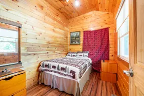Lake Front, Rustic 3-Bedroom Cottage - Image 3