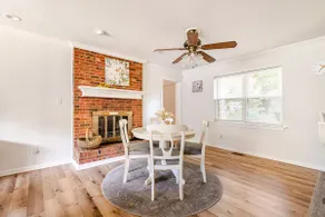Sunny Spacious Retreat – Large Yard / Privacy - Image 3