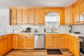 Sunny Spacious Retreat – Large Yard / Privacy - Image 5