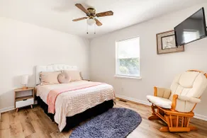 Sunny Spacious Retreat – Large Yard / Privacy - Image 2