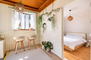 [Sunflower House No. 102] White Yeoul is a vintage house. 2 bedrooms. 2 queen beds. Free parking. - Image 3