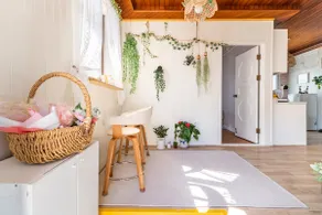 [Sunflower House No. 102] White Yeoul is a vintage house. 2 bedrooms. 2 queen beds. Free parking. - Image 2