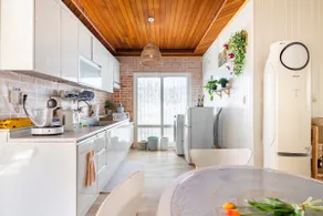 [Sunflower House No. 102] White Yeoul is a vintage house. 2 bedrooms. 2 queen beds. Free parking. - Image 5