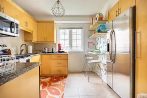 Bright and cozy guest suite - Image 4