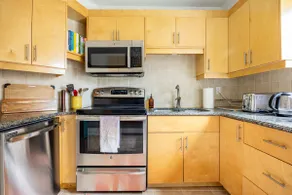 Bright and cozy guest suite - Image 5
