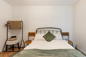 Lakeside apartment with FREE parking / M25 - Image 3