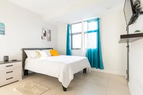 Luxe City View Apt in Kingston with Rooftop Pool - Image 4