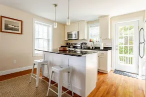 Renovated Townhouse in Heart of Downtown Mystic - Image 2