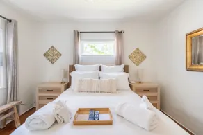 Luxury Downtown 2bd Spanish with Relaxing Spa - Image 2