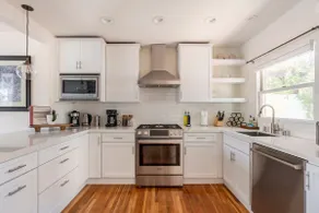 Luxury Downtown 2bd Spanish with Relaxing Spa - Image 4