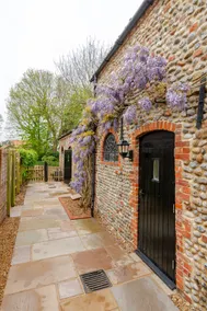 Coach House - Image 4