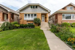 Charming/Cozy Chicago Bungalow Garden unit 1BR/1BA - Image 2