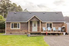 Cabin near beach | Outdoor space, yard games & BBQ - Image 4