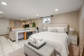 Well-Appointed and Cozy Studio with Parking - Image 3