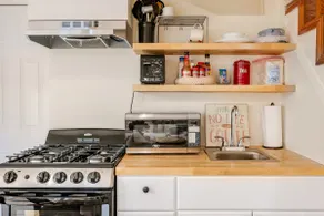 Well-Appointed and Cozy Studio with Parking - Image 5