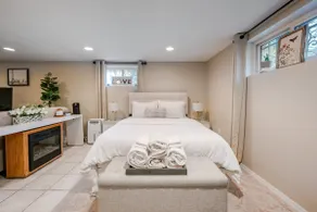 Well-Appointed and Cozy Studio with Parking - Image 4