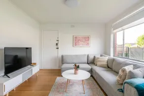 Sleeps 5 with Free WIFI & Netflix - Image 2