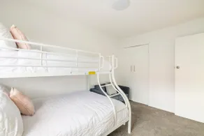 Sleeps 5 with Free WIFI & Netflix - Image 3