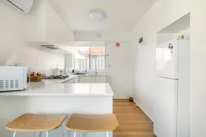 Sleeps 5 with Free WIFI & Netflix - Image 5