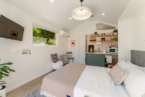 Le Petit Beit - Modern Studio in Rockridge - Image 4