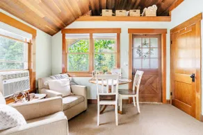 Witch Hazel Cottage with Jacuzzi tub & fireplace - Image 2