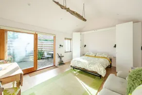 Stylish cabin One minute to the Quay Has parking - Image 3