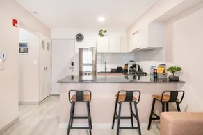 *Amazing location next to main Tourist attractions - Image 5