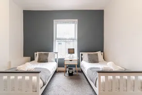 Modern Spacious 2 Bedroom Apt - Image 2