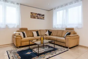 Luxurious, near Cologne, with free parking - Image 2