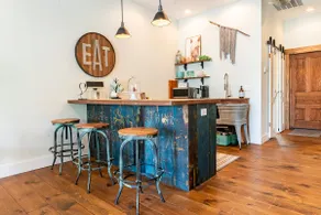The Carriage House in the Heart of Uptown - Image 3