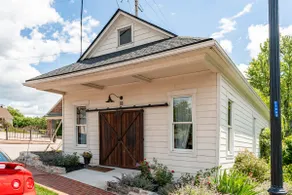 The Carriage House in the Heart of Uptown - Image 3