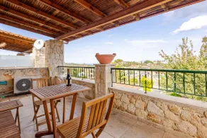 Maisonette with Sea View & Pool - Image 3