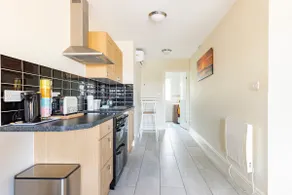 Beautiful peaceful annexe with aircon and parking - Image 2