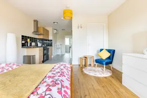 Beautiful peaceful annexe with aircon and parking - Image 5