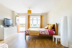 Beautiful peaceful annexe with aircon and parking - Image 4