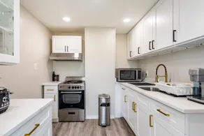 Modern 1Bdr Apt w/ Private Entrance - Image 4